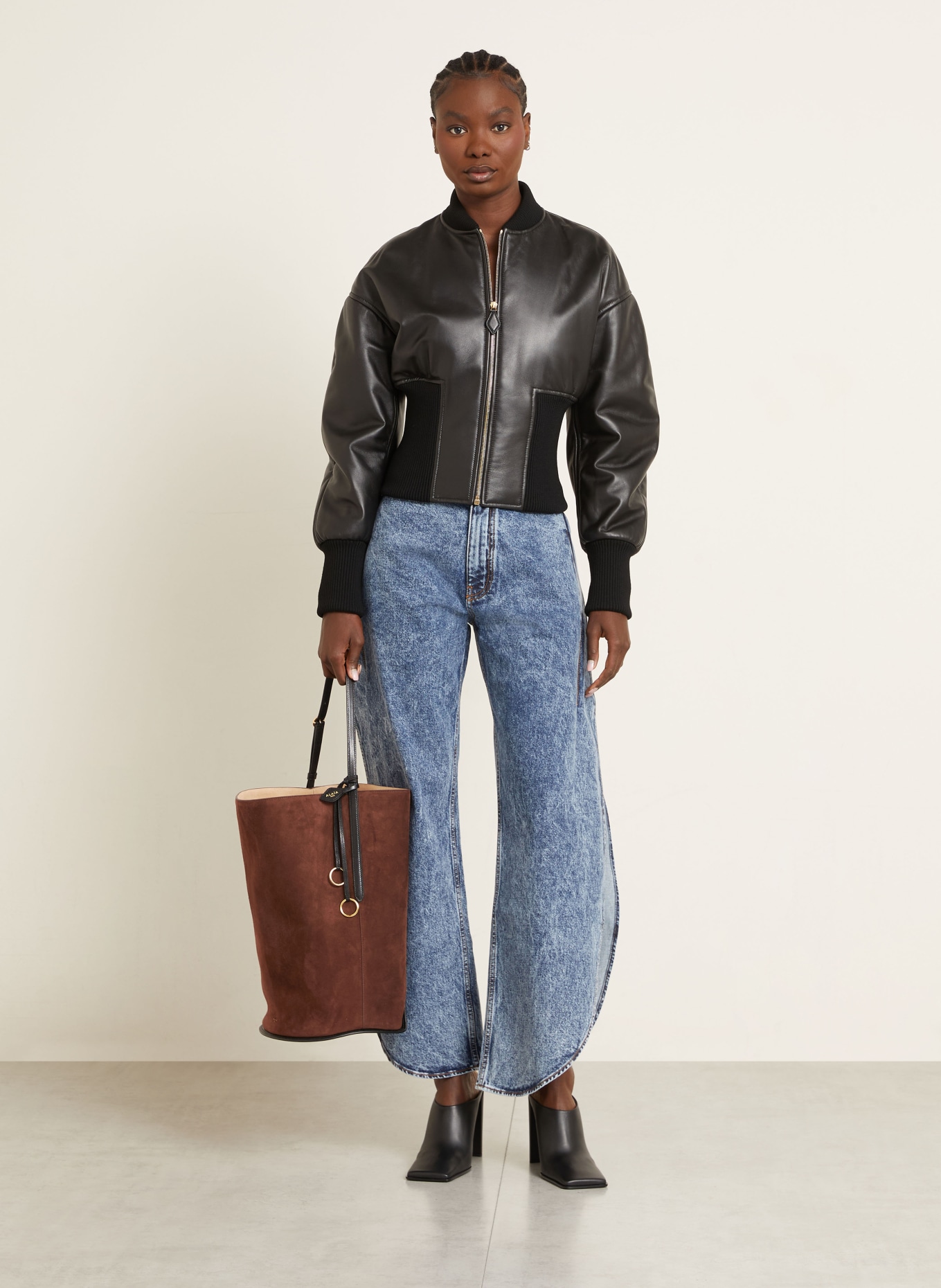 ALAÏA Torba na ramię BUCKET z woreczkiem: CIEMNOBRĄZOWY / CZARNY