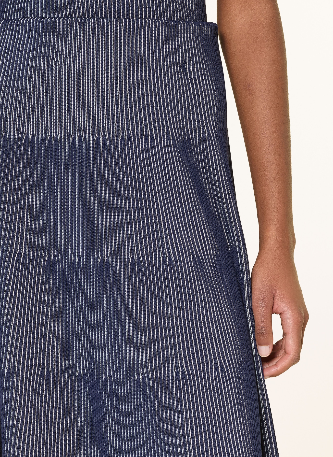 EMPORIO ARMANI Strickrock mit Plissees: DUNKELBLAU / WEISS