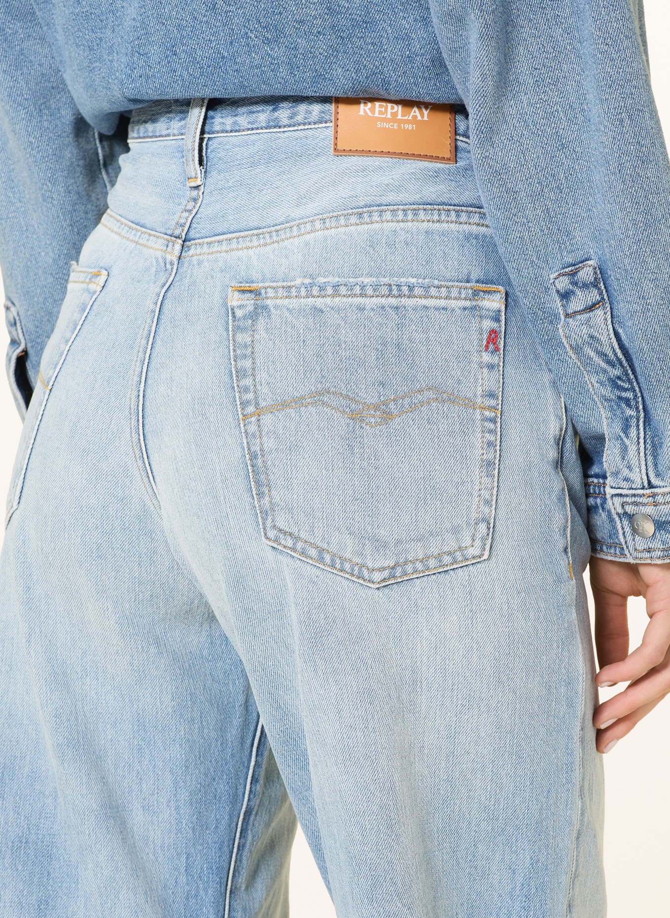 REPLAY Barrel Jeans JANIE: 010 LIGHT BLUE
