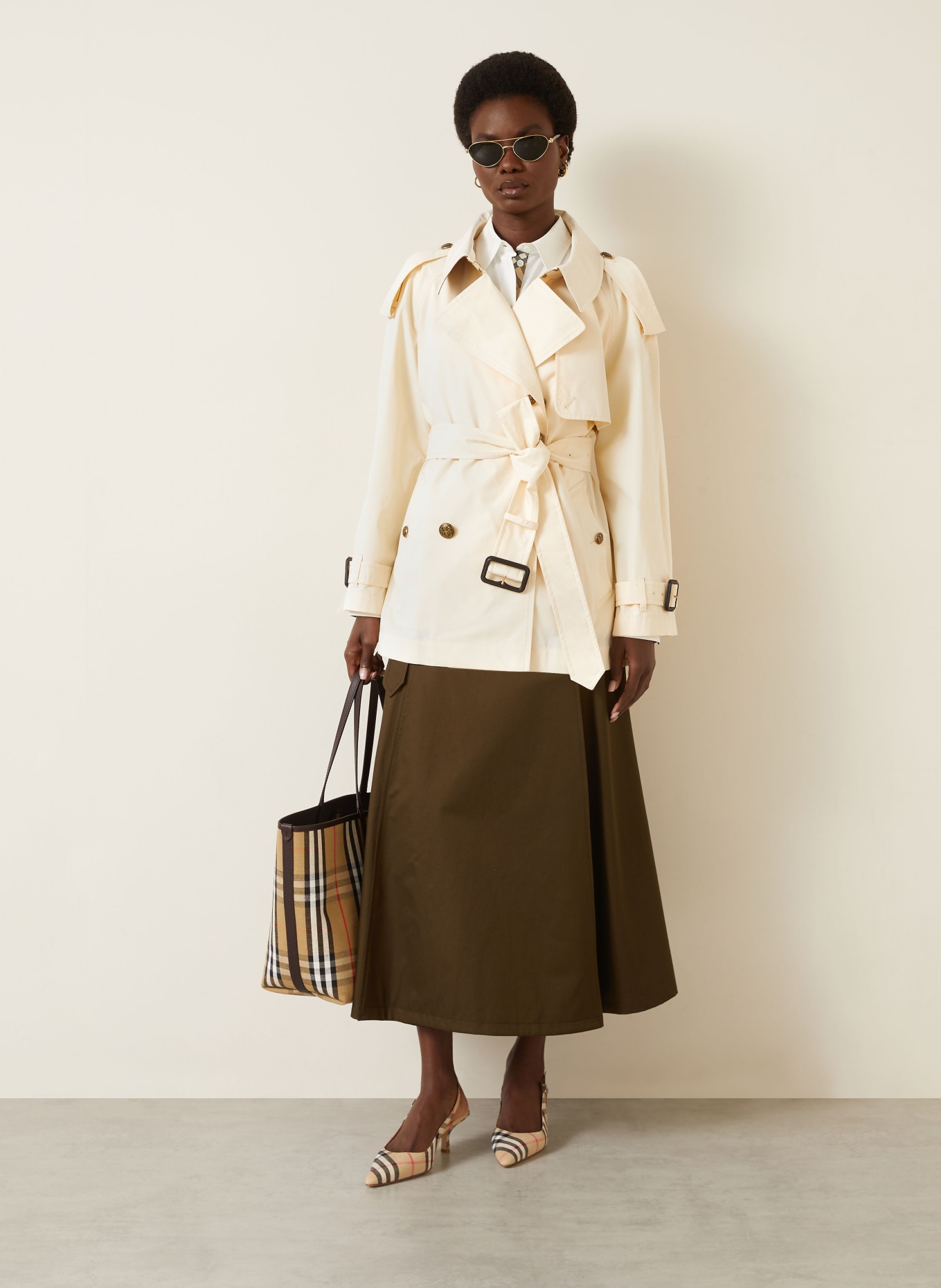 BURBERRY trench coat: BEIGE