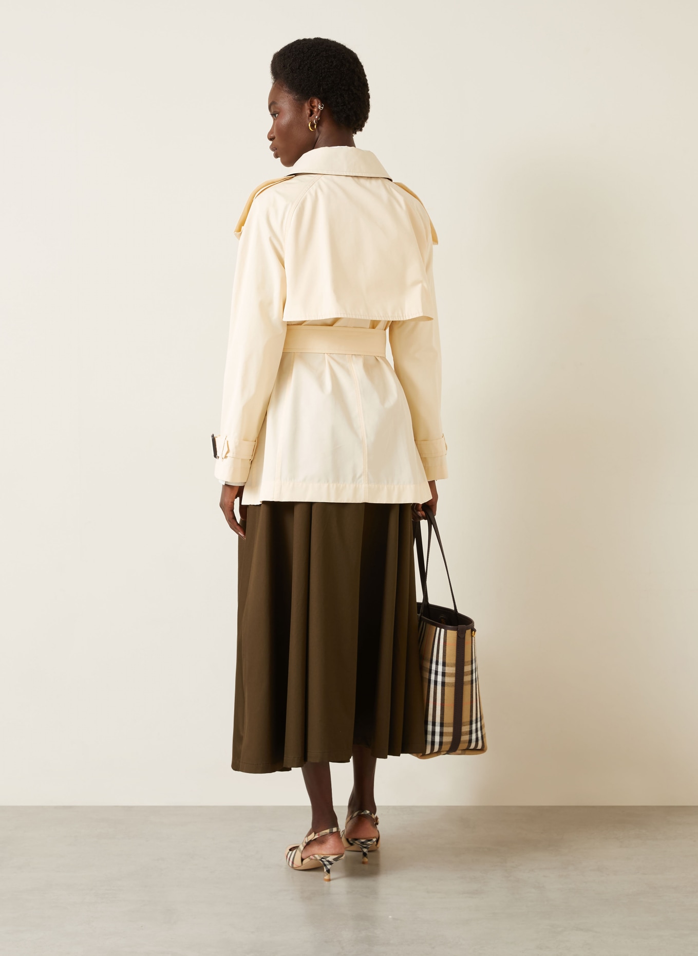 BURBERRY trench coat: BEIGE