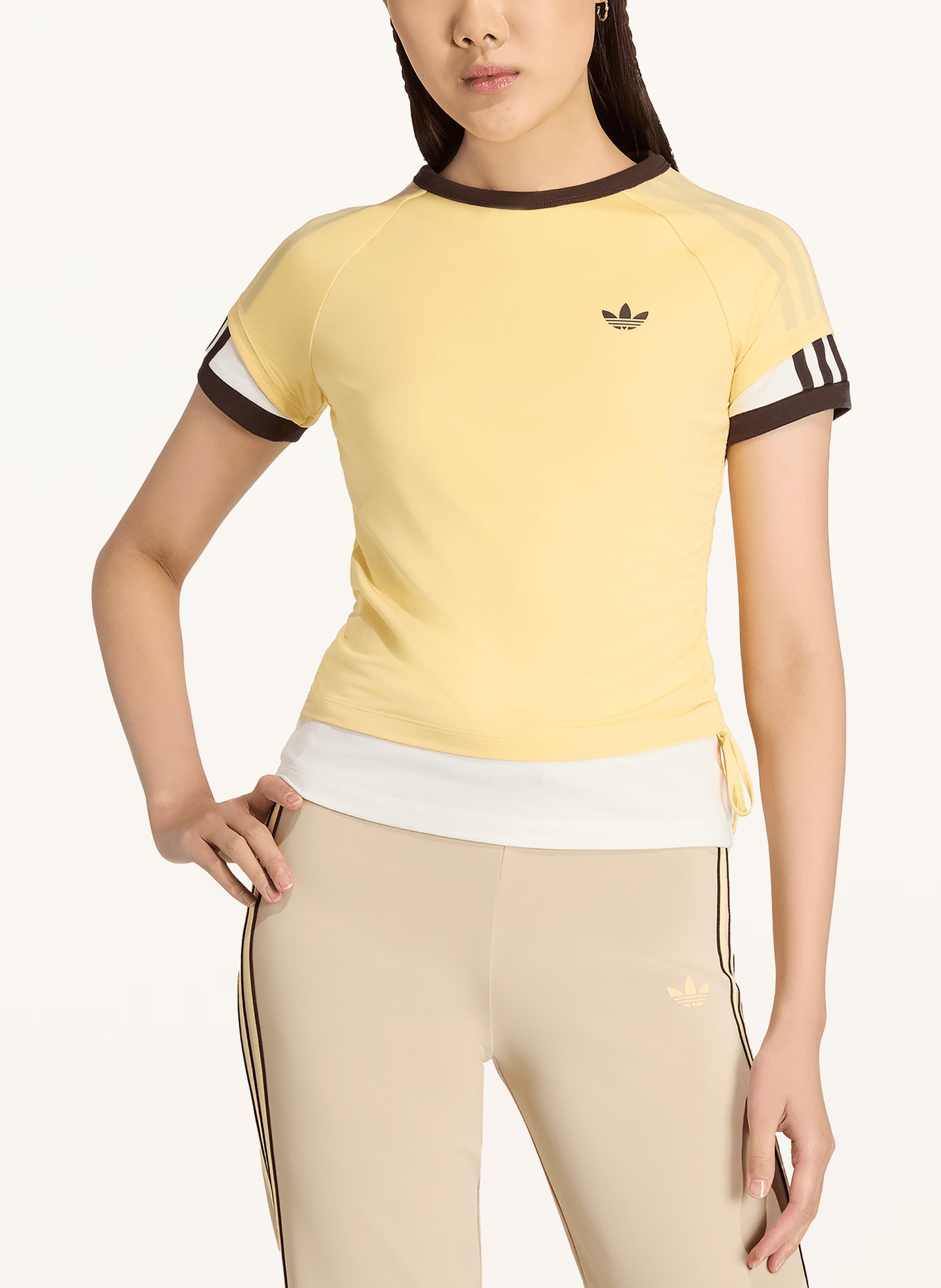 adidas Originals Tričko LAYERED CALITEE z kombinace materiálů: TMAVĚ ŽLUTÁ / TMAVĚ HNĚDÁ / BÍLÁ