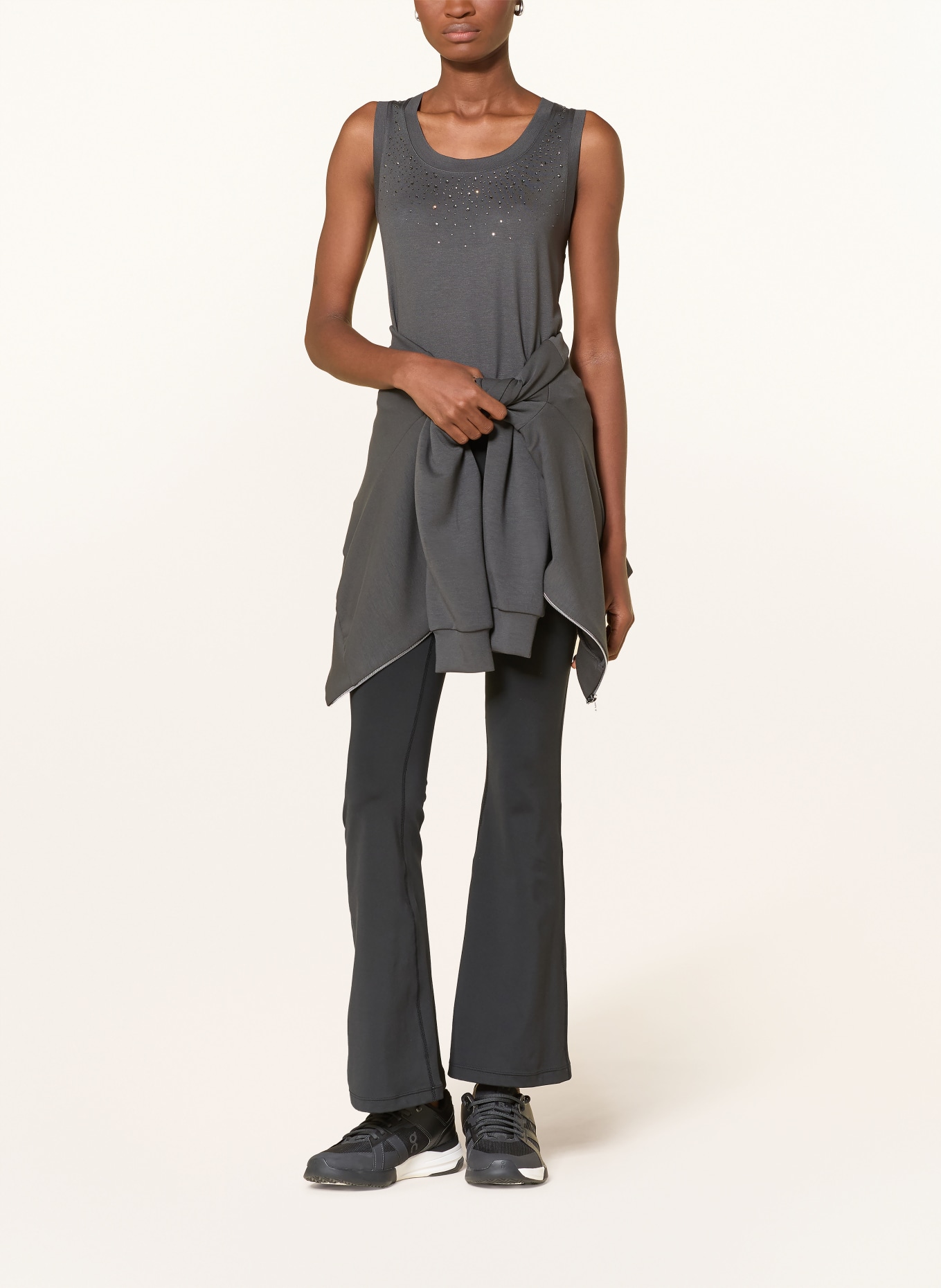 EA7 EMPORIO ARMANI Top s ozdobnými kameny: TMAVĚ ŠEDÁ