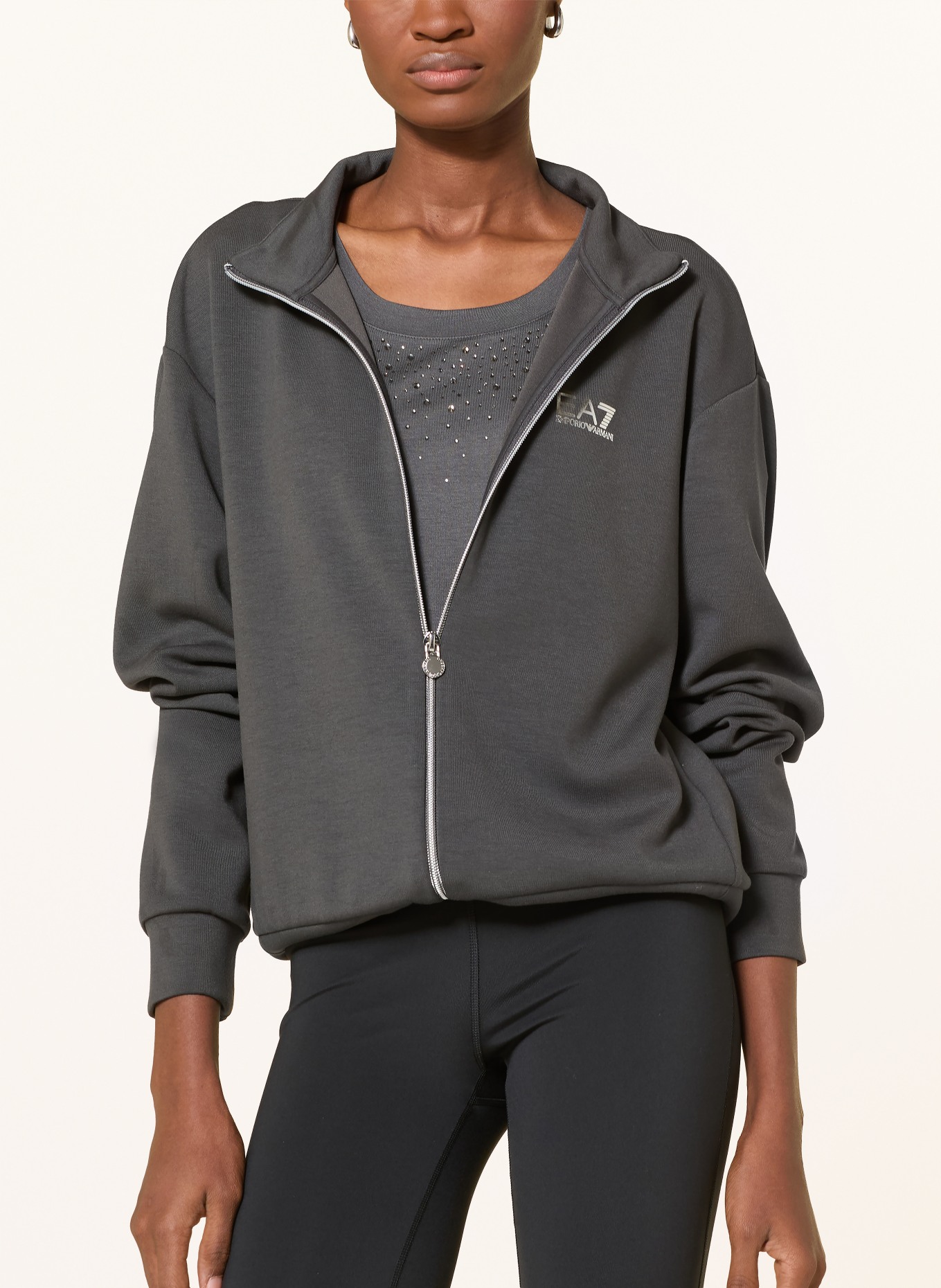 EA7 EMPORIO ARMANI Top s ozdobnými kameny: TMAVĚ ŠEDÁ