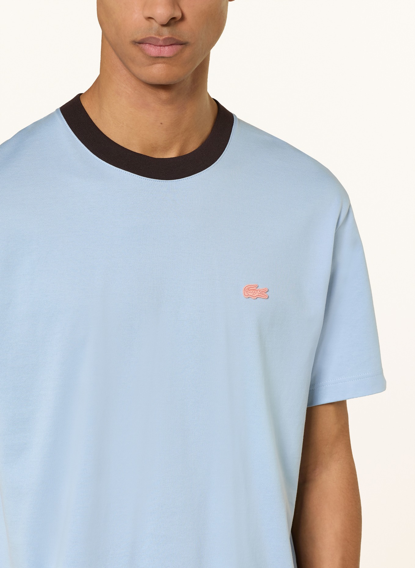 LACOSTE T-shirt: LIGHT BLUE / DARK BROWN