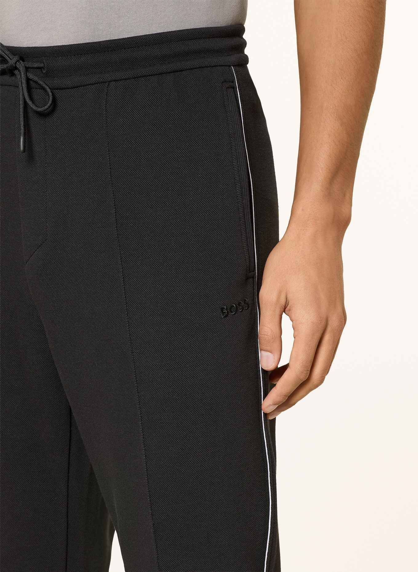 BOSS Spodnie dresowe JOIN HADIKO: CZARNY / BIAŁY