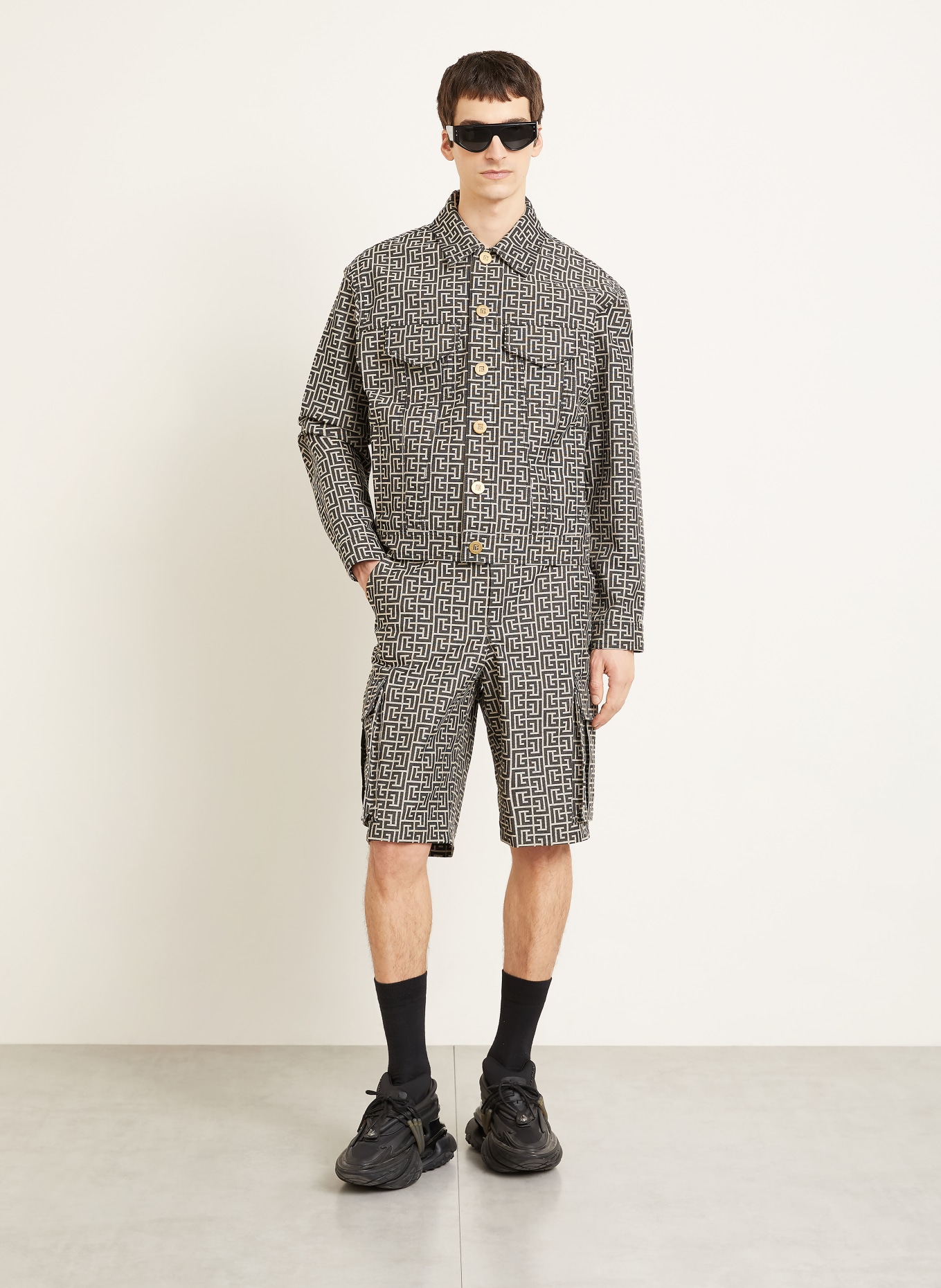 BALMAIN cargo shorts: BLACK / KHAKI