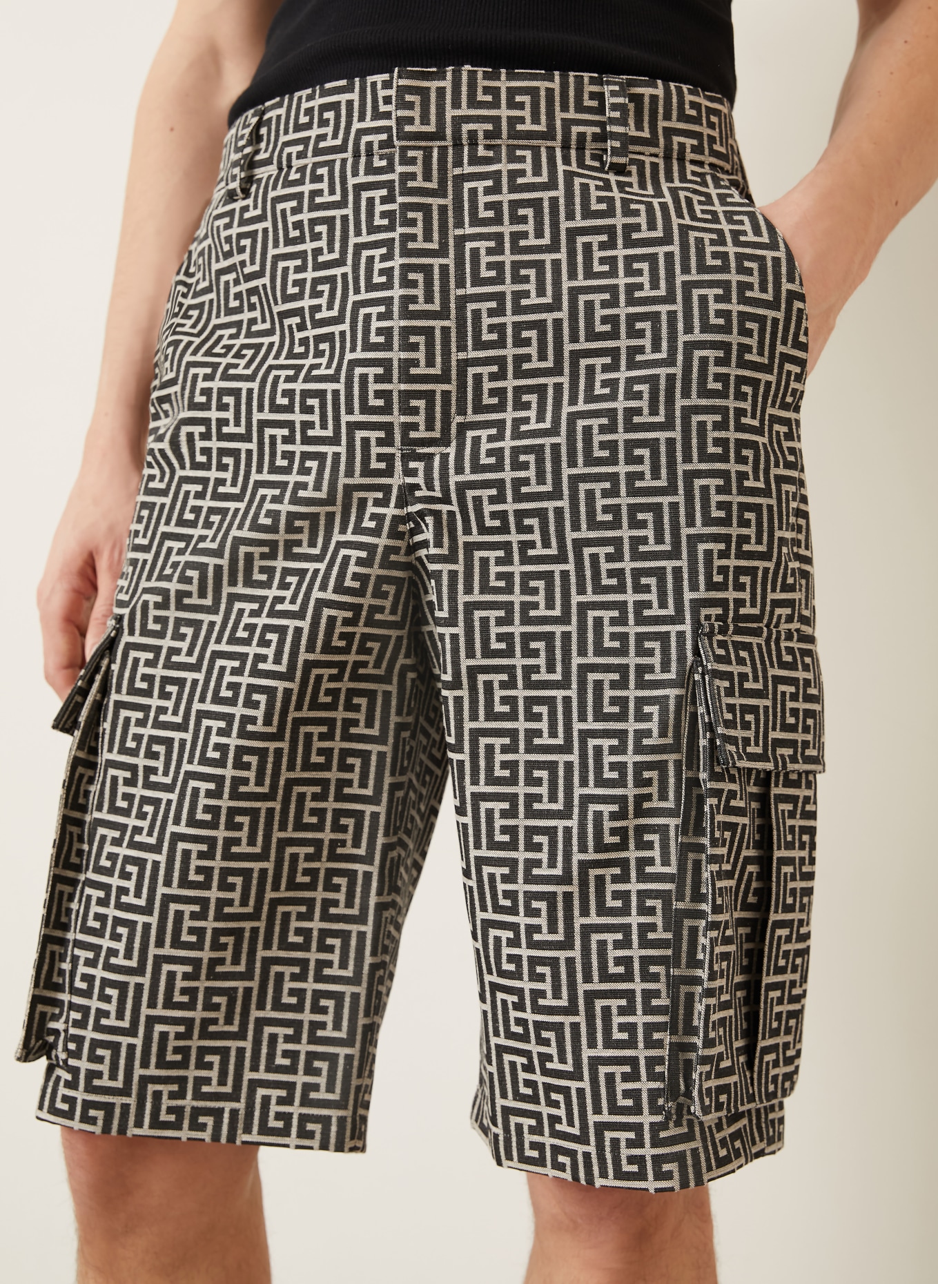 BALMAIN cargo shorts: BLACK / KHAKI