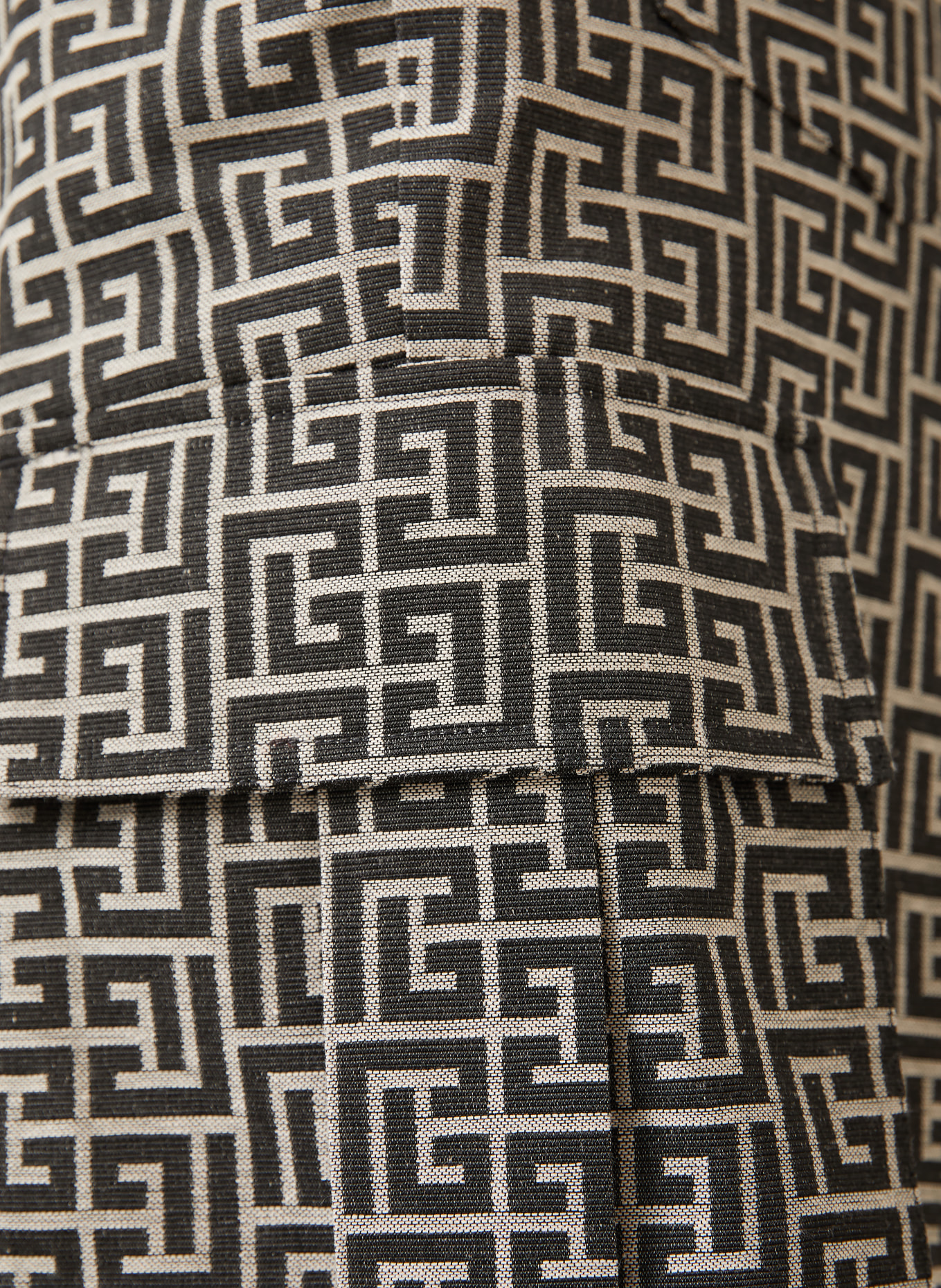 BALMAIN cargo shorts: BLACK / KHAKI