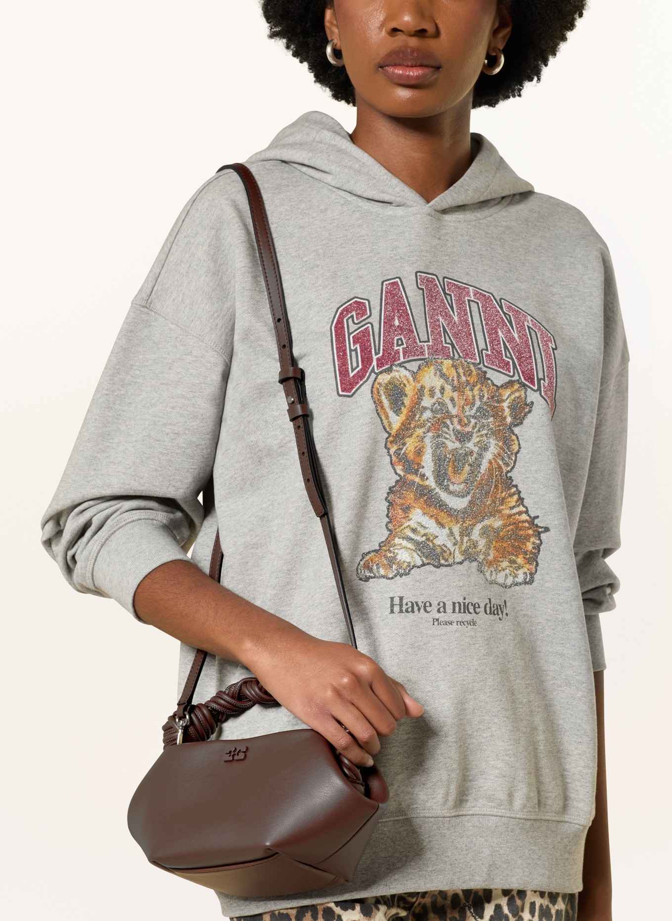 GANNI Schultertasche BOU BAG MINI: DUNKELBRAUN / GOLD