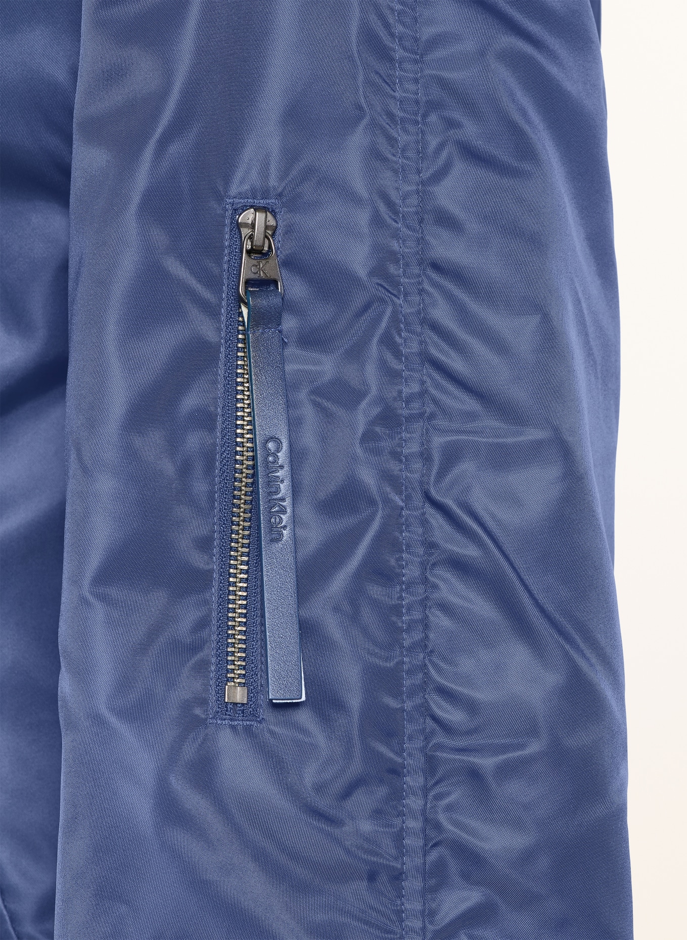 Calvin Klein Jeans Saténová bunda: TMAVĚ MODRÁ / BÍLÁ