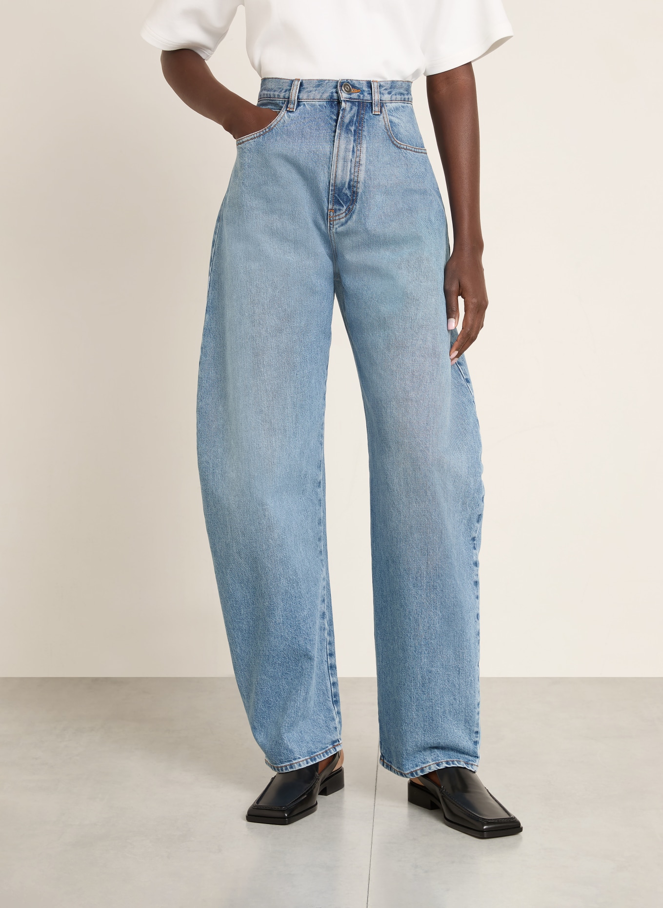 ALAÏA Barrel Jeans: A21 CLOUDY BLUE