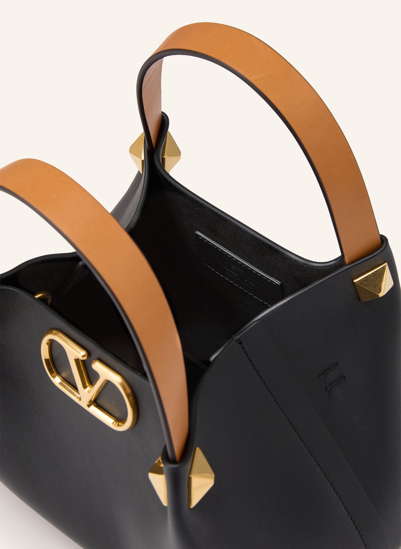 VALENTINO GARAVANI Torebka VLOGO SIGNATURE SMALL z nitami: CZARNY / ZŁOTY / KONIAKOWY