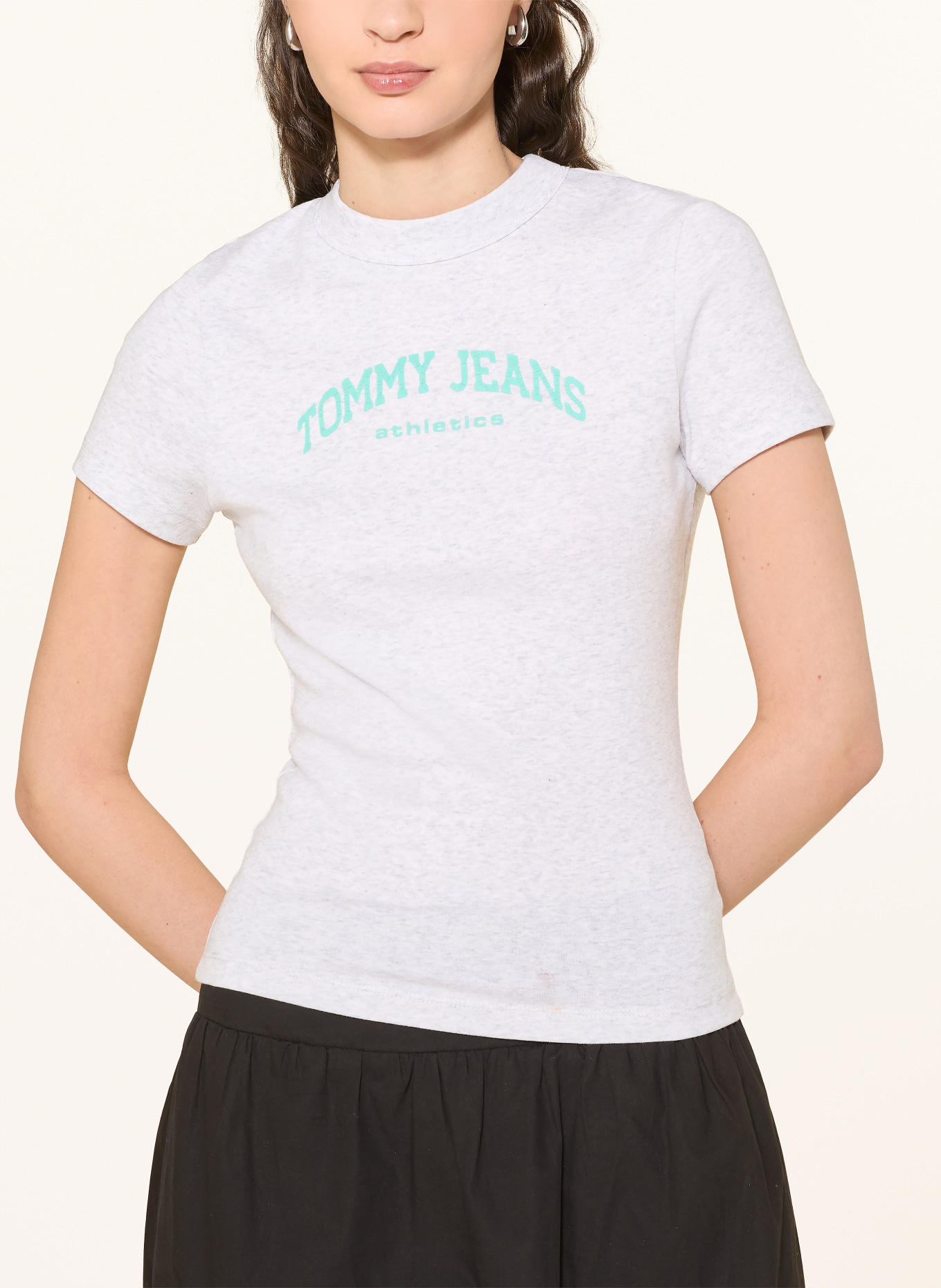 TOMMY JEANS tričko: SVĚTLE ŠEDÁ