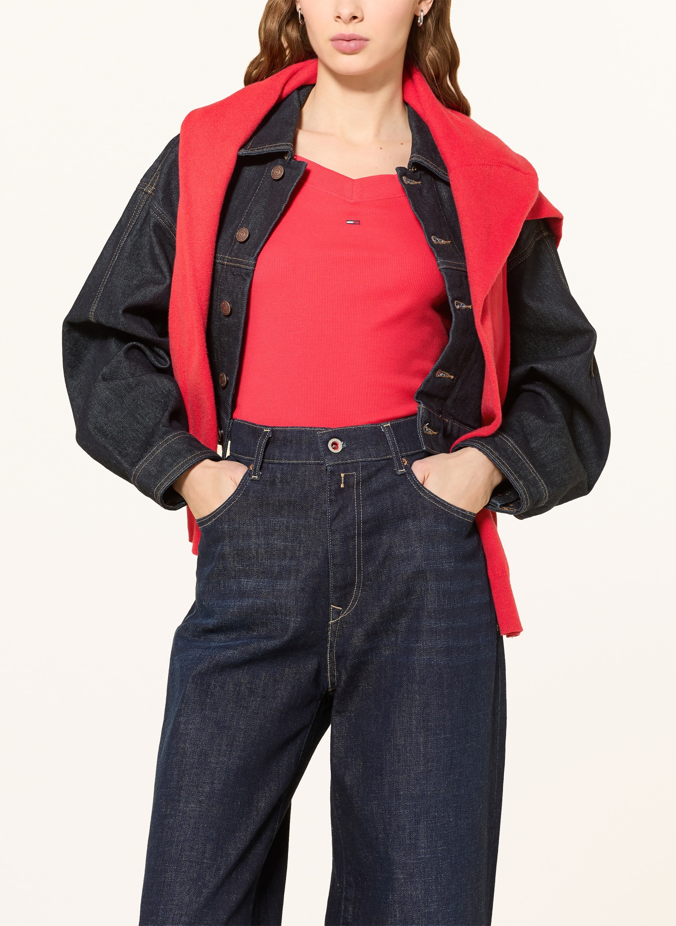 TOMMY JEANS Tričko s odhalenými rameny: ČERVENÁ