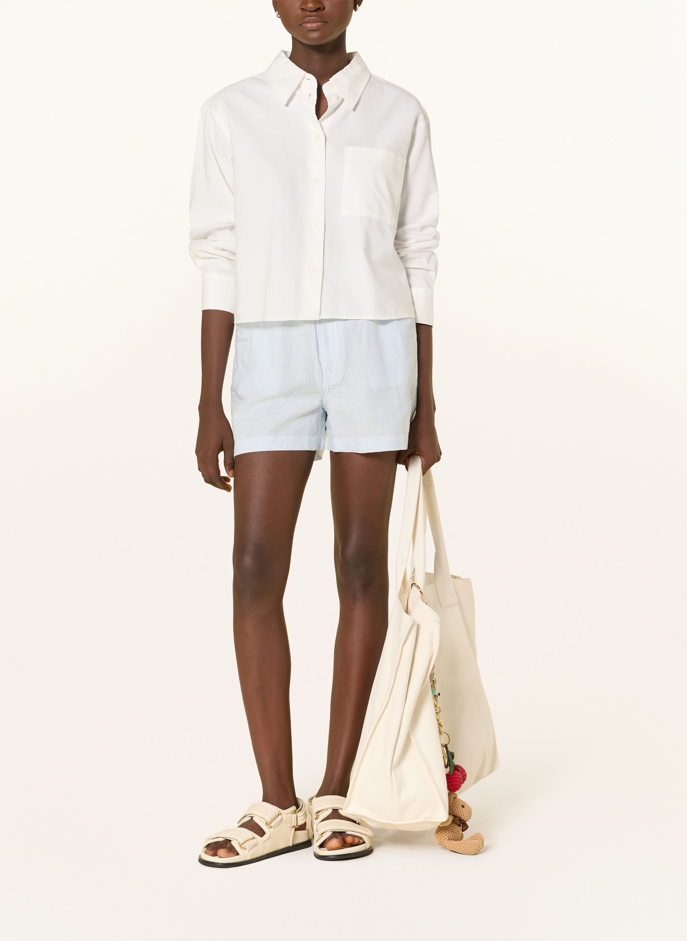 TOMMY JEANS Šortky s liniemi: TMAVĚ MODRÁ / BÍLÁ