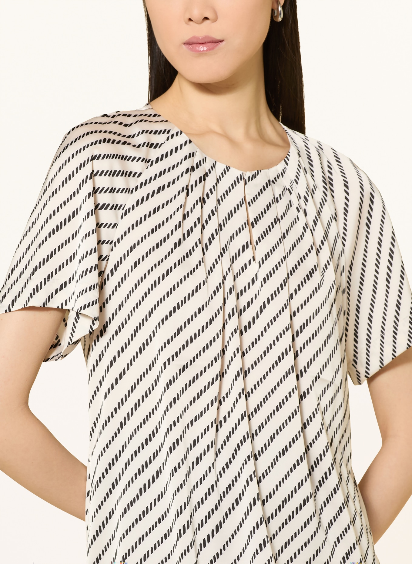 comma Satinová halenka: KRÉMOVÁ / ČERNÁ