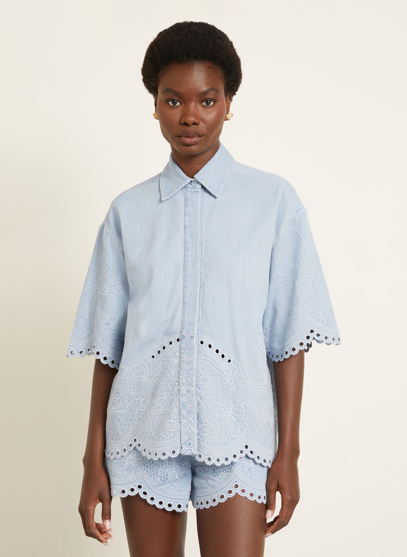 ZIMMERMANN Blusenshirt DAYLIGHT in Jeansoptik mit Lochspitze: HELLBLAU