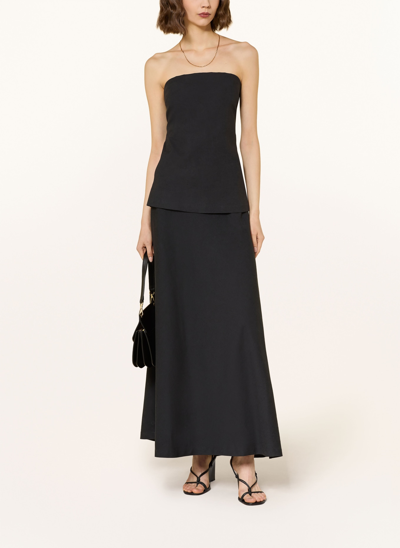 MRS & HUGS Šaty s odhalenými rameny: ČERNÁ