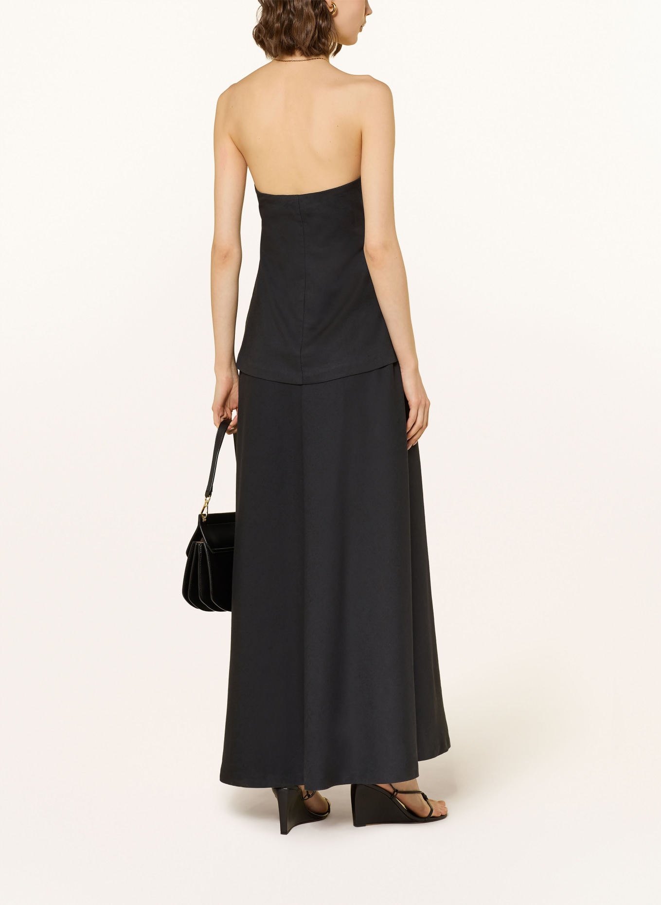 MRS & HUGS Šaty s odhalenými rameny: ČERNÁ