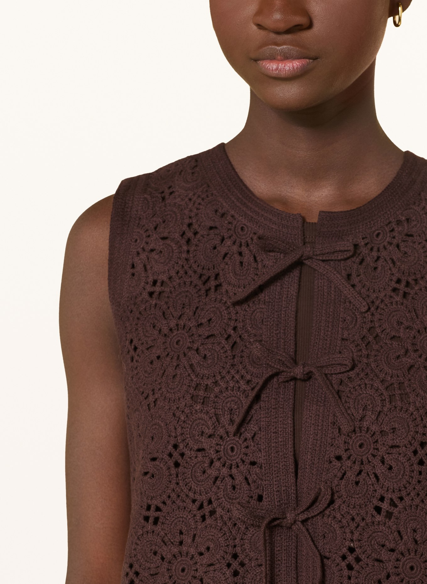 darling harbour crochet vest: DARK BROWN