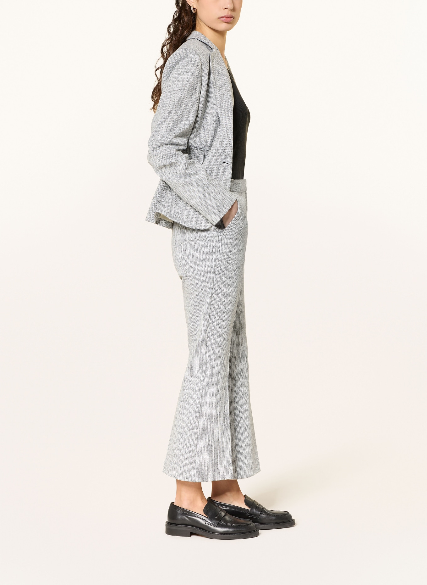 BOSS Jerseyové kalhoty TIMASA: ŠEDÁ / BÍLÁ