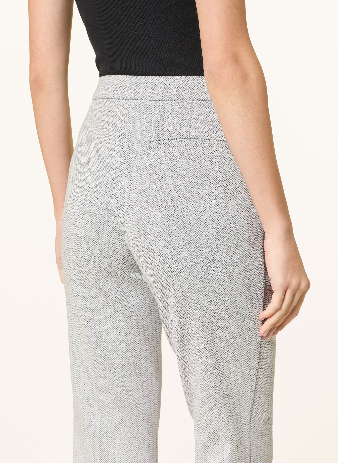 BOSS Jerseyové kalhoty TIMASA: ŠEDÁ / BÍLÁ