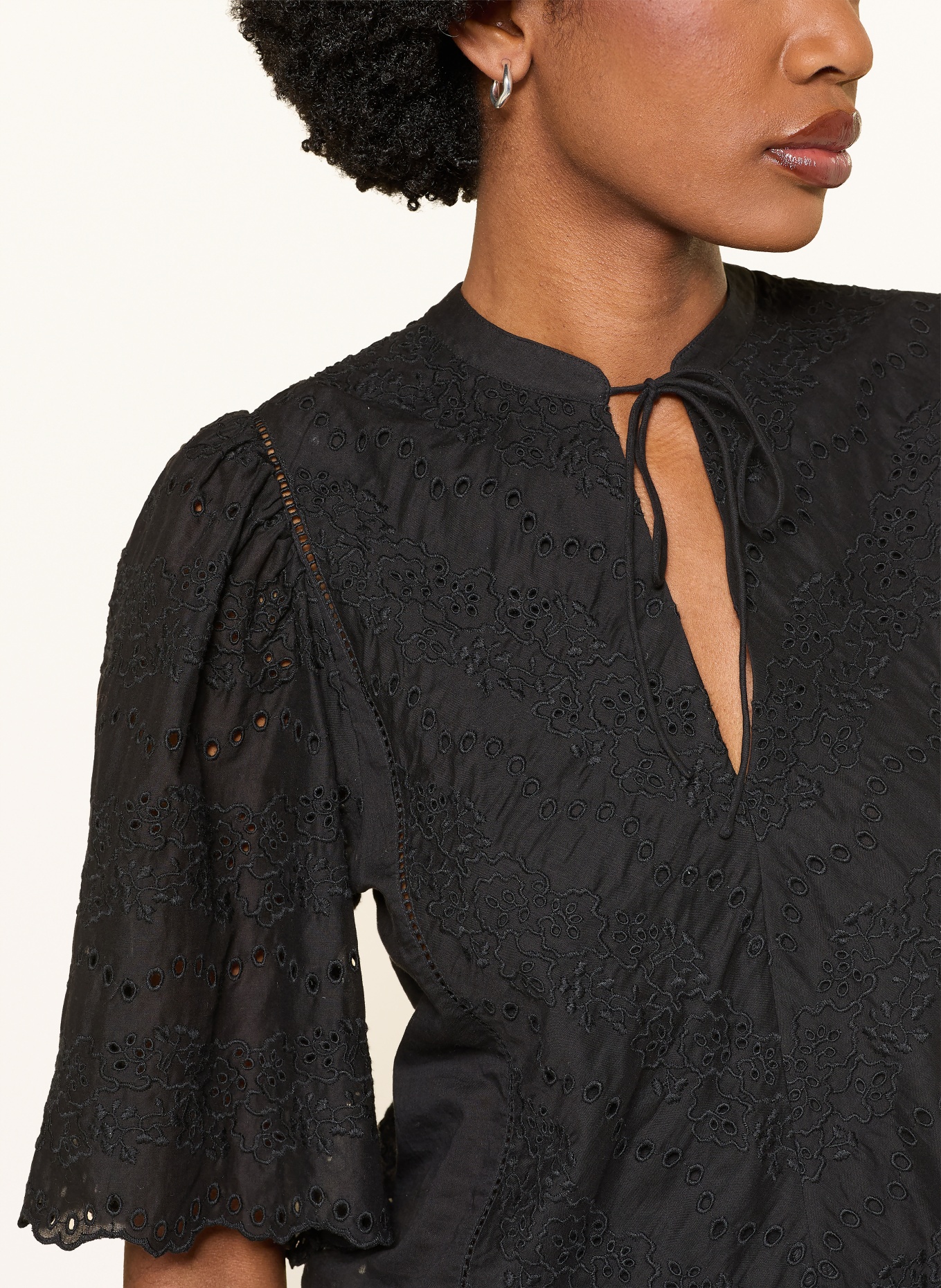 BOSS Blusenshirt BENVIA aus Lochspitze: SCHWARZ