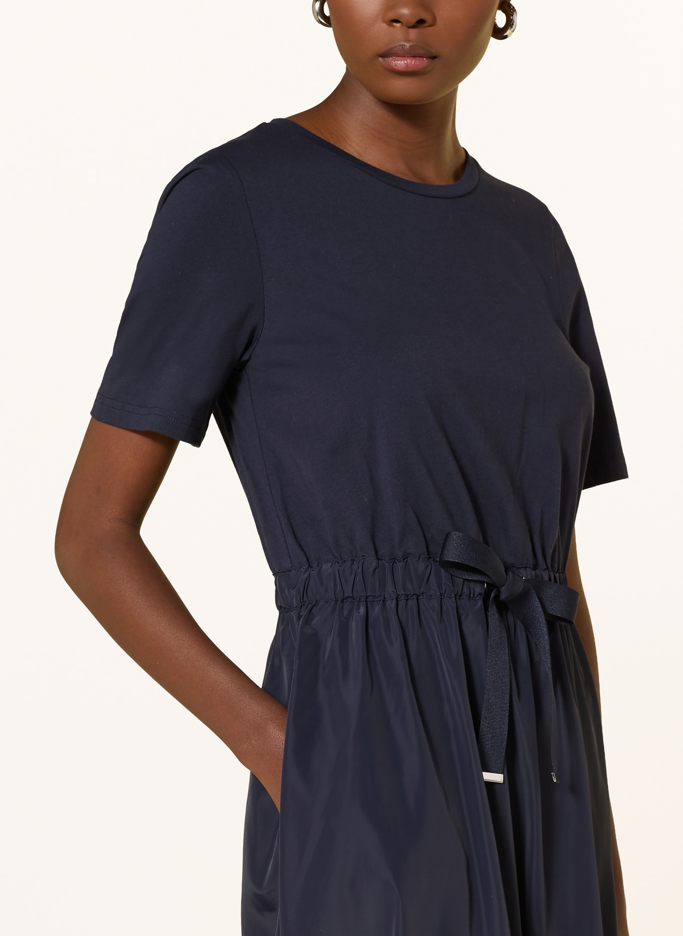 oui Šaty z kombinace materiálů: TMAVĚ MODRÁ