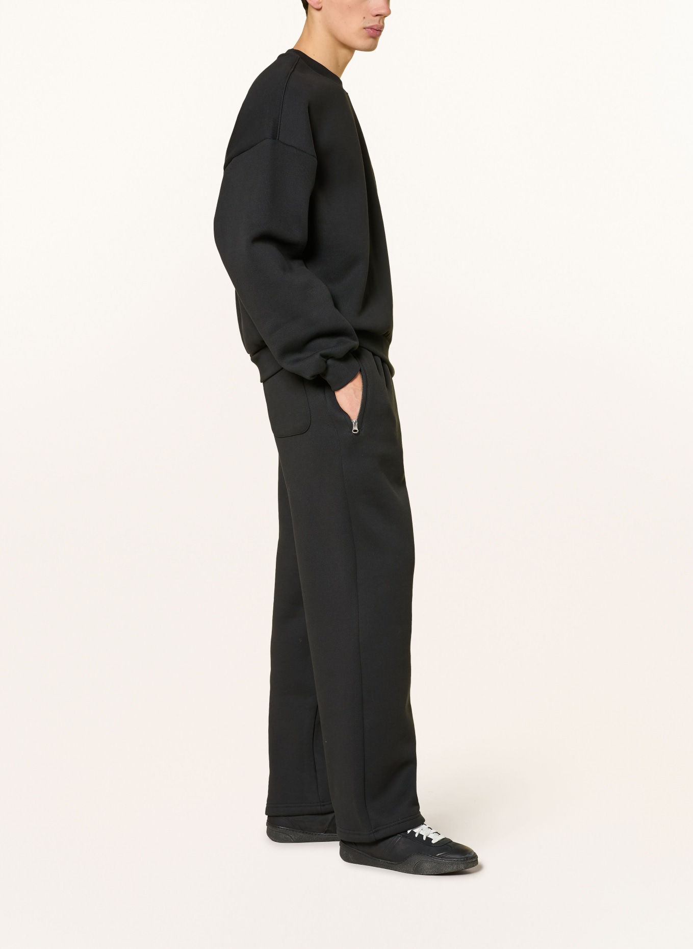 WRSTBHVR Tepláky GRINT: ČERNÁ