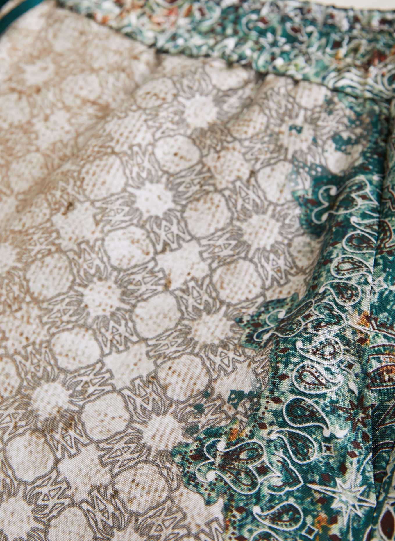 AMIRI zijden shorts: BEIGE / DONKERGROEN