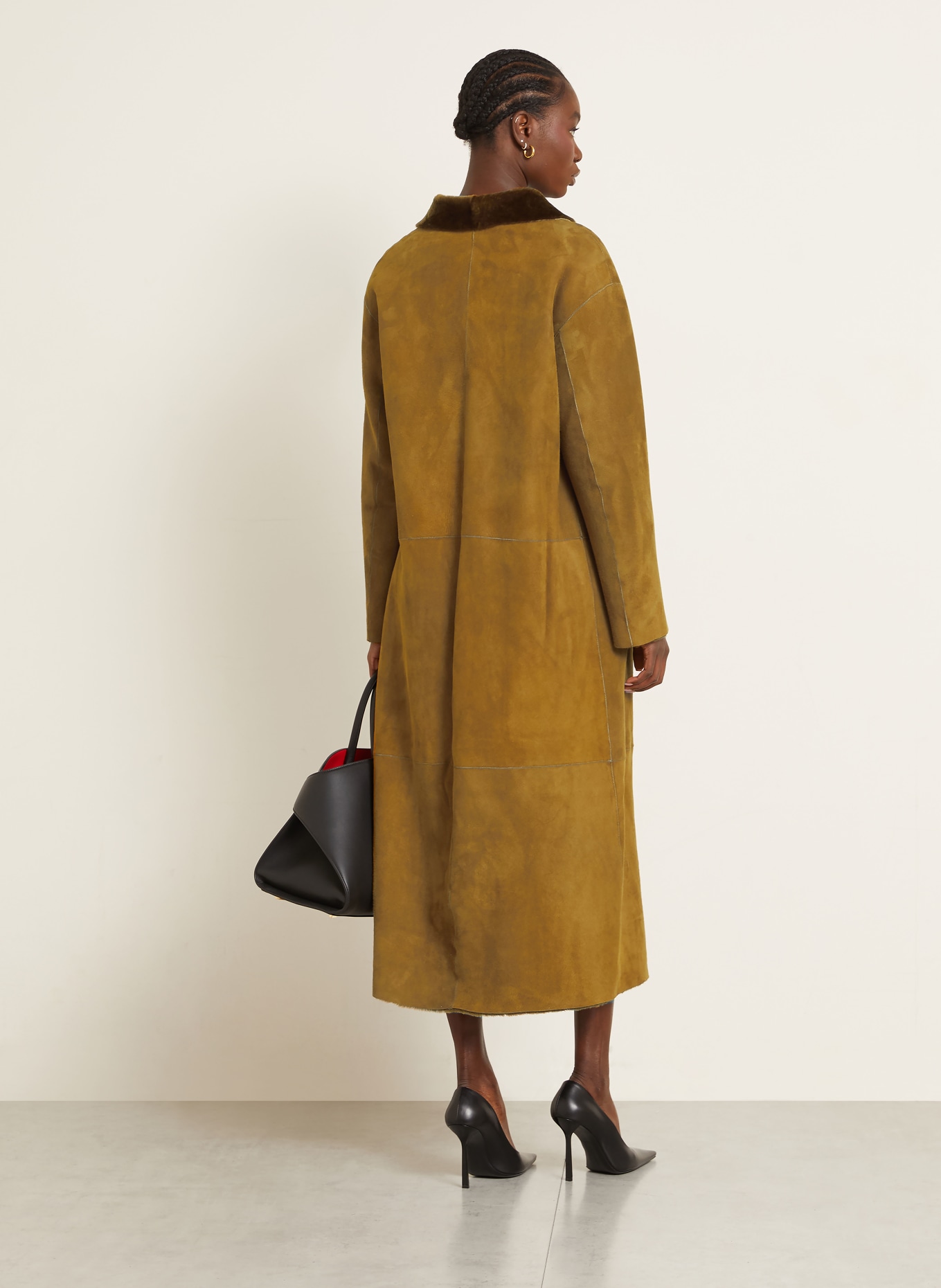 NOUR HAMMOUR Mantel: OLIV