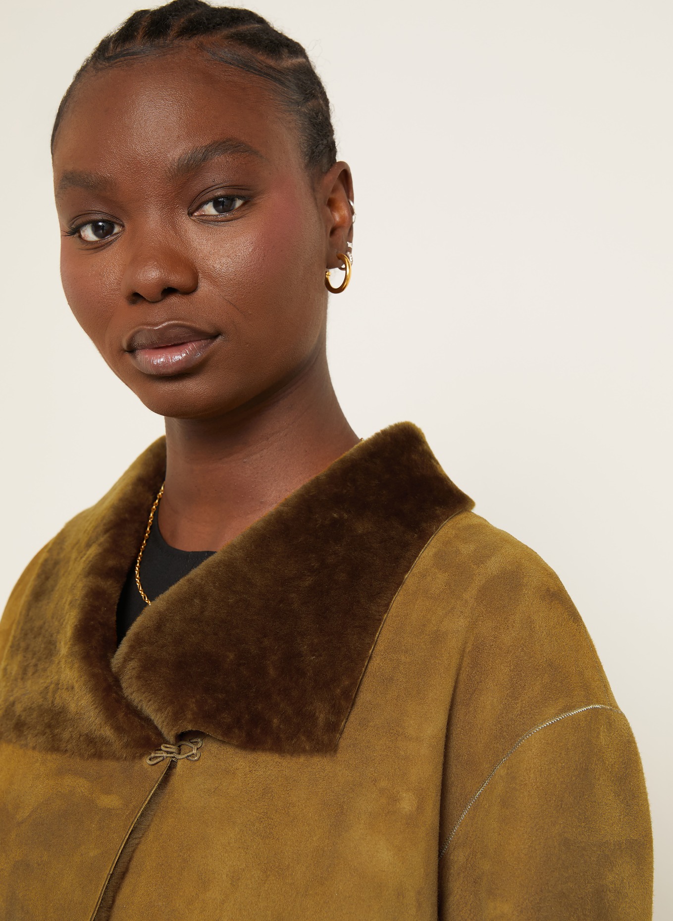 NOUR HAMMOUR Mantel: OLIV