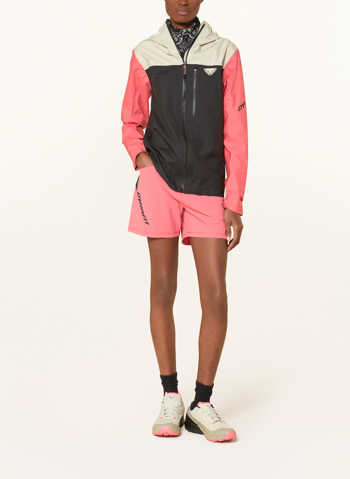 DYNAFIT Hardshellová bunda TRAVERSE: ČERNÁ / KRÉMOVÁ / SVĚTLE ČERVENÁ