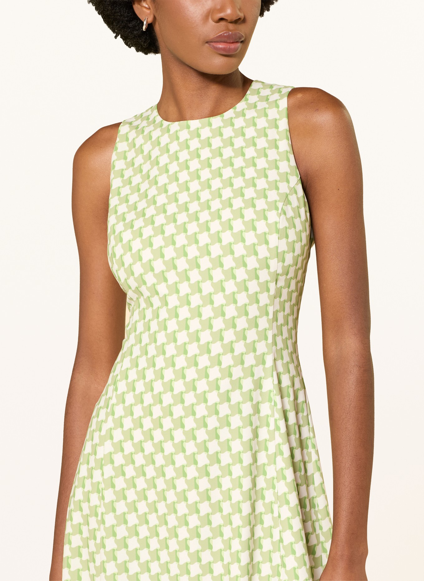 HUGO Šaty KASELI: BÍLÁ / SVĚTLE ZELENÁ