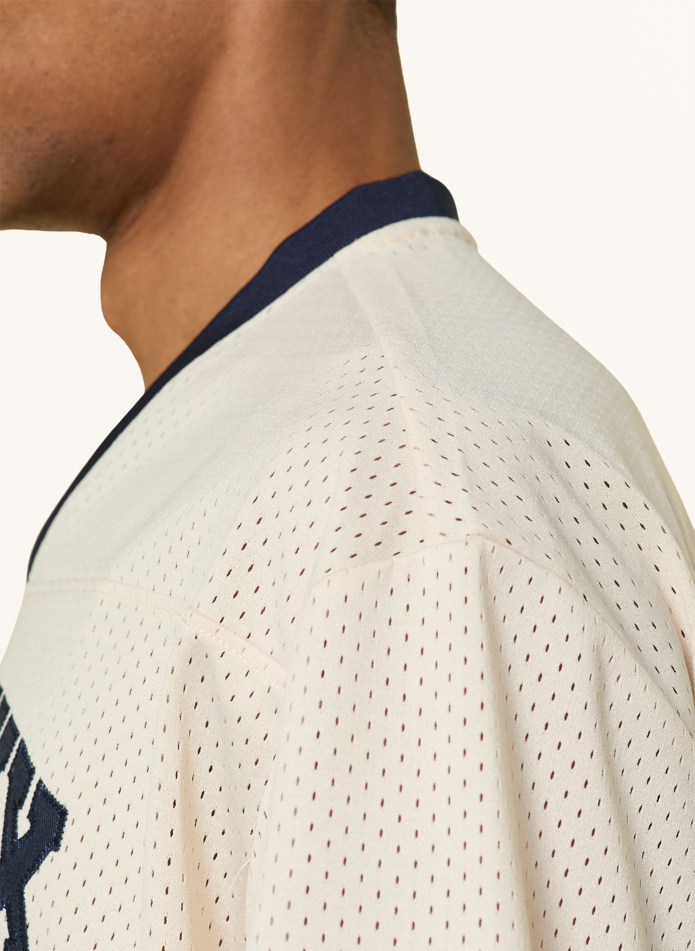 LES DEUX T-Shirt BRONSON aus Mesh: ECRU / DUNKELBLAU