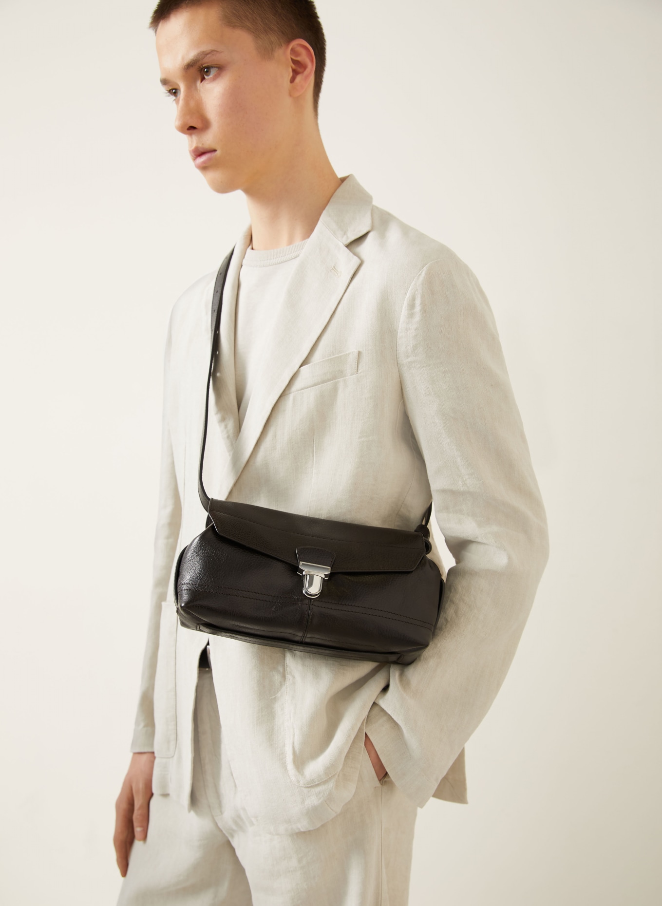 LEMAIRE Umhängetasche GEAR SMALL: SCHWARZ