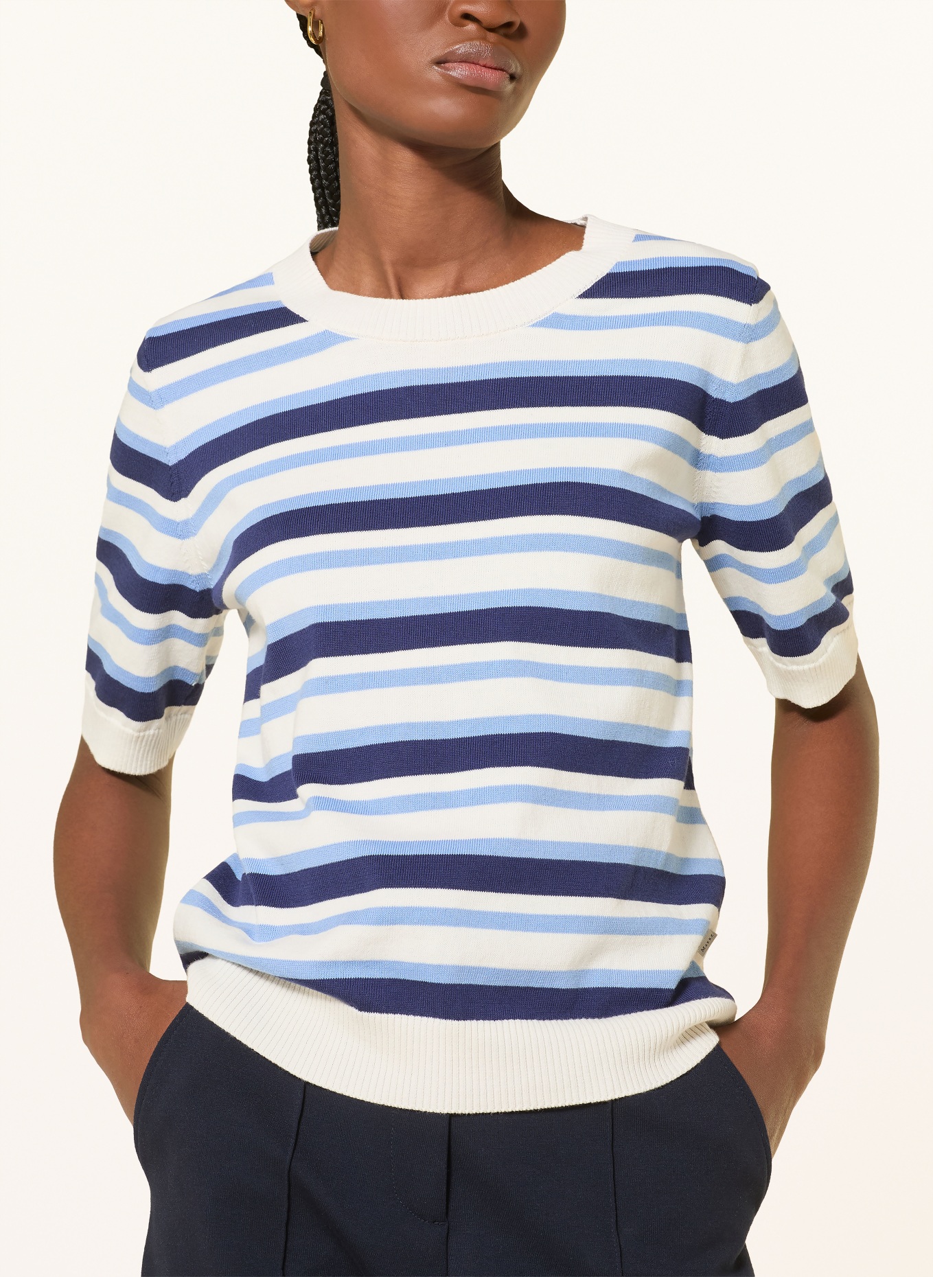 MAERZ MUENCHEN pletené tričko: TMAVĚ MODRÁ / TMAVĚ MODRÁ / BÍLÁ