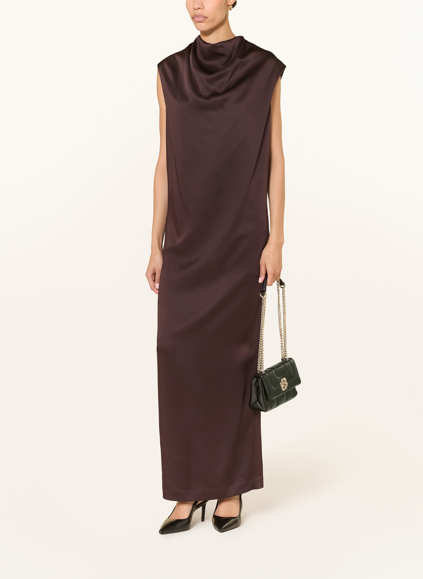 BOSS Saténové šaty DABIKA s výřezem: TMAVĚ HNĚDÁ