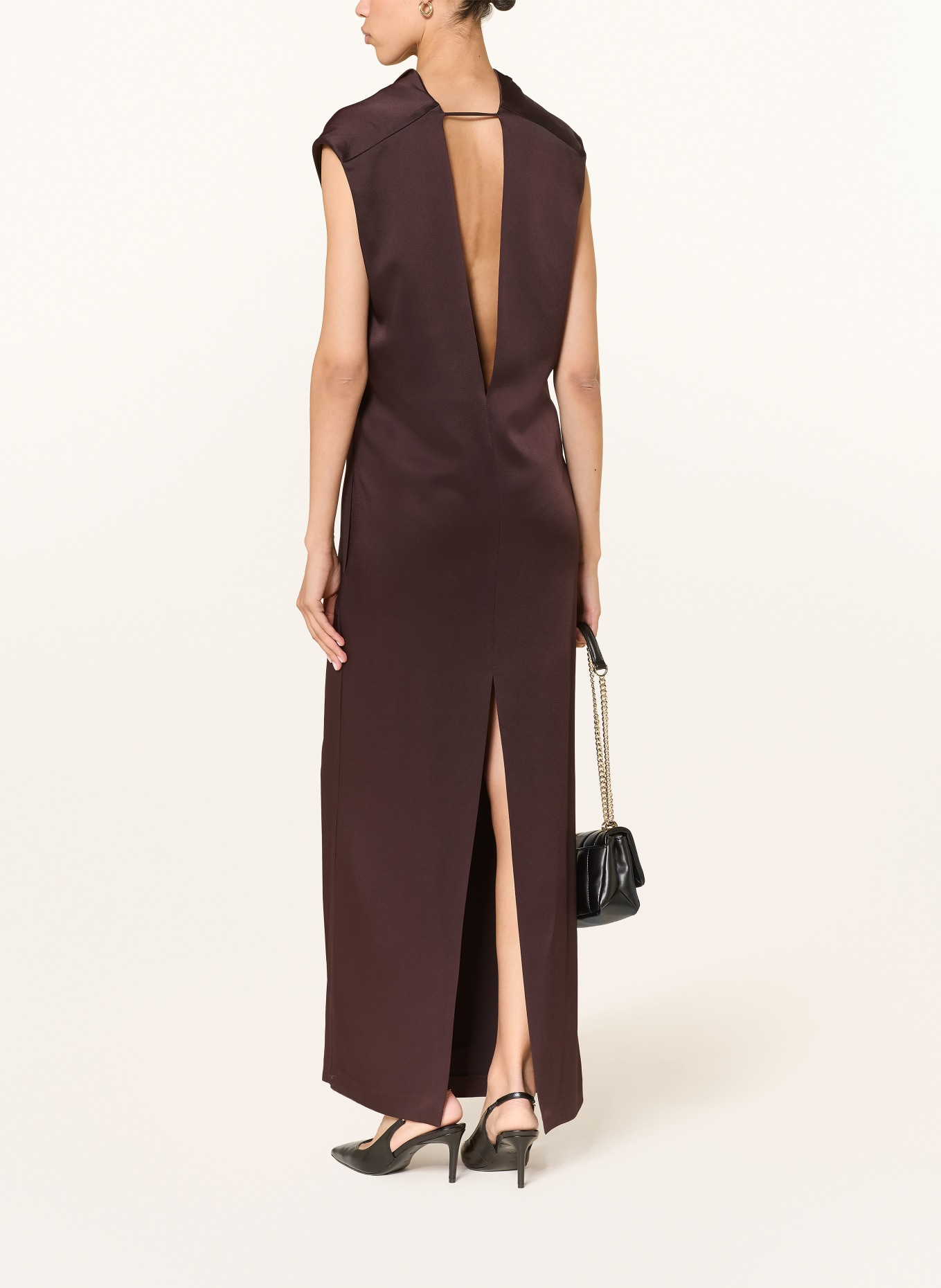 BOSS Saténové šaty DABIKA s výřezem: TMAVĚ HNĚDÁ