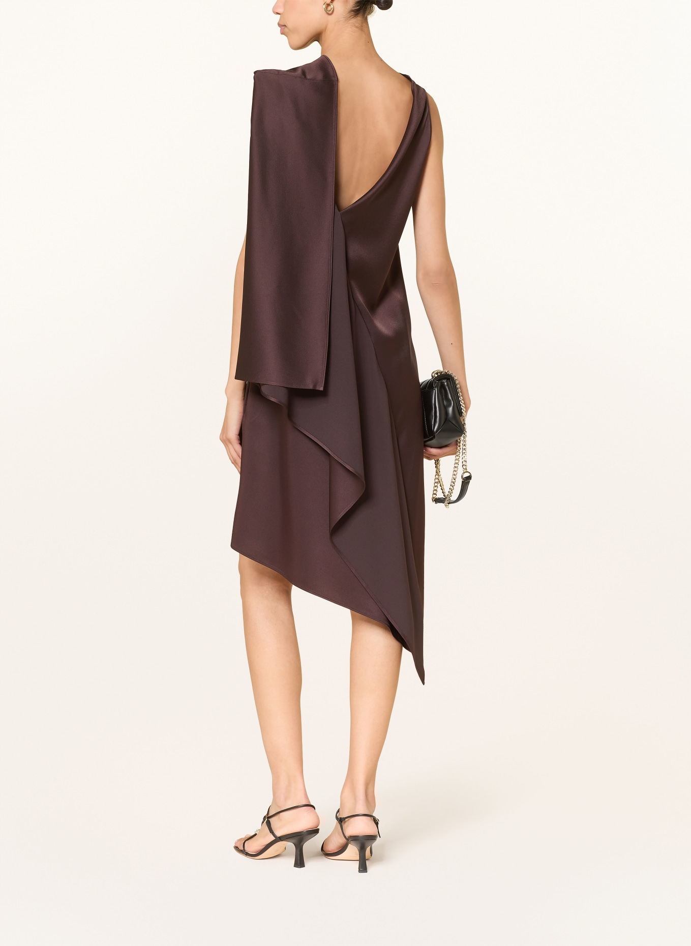 BOSS Satyna sukienka DAVERSE z falbanami: CIEMNOBRĄZOWY