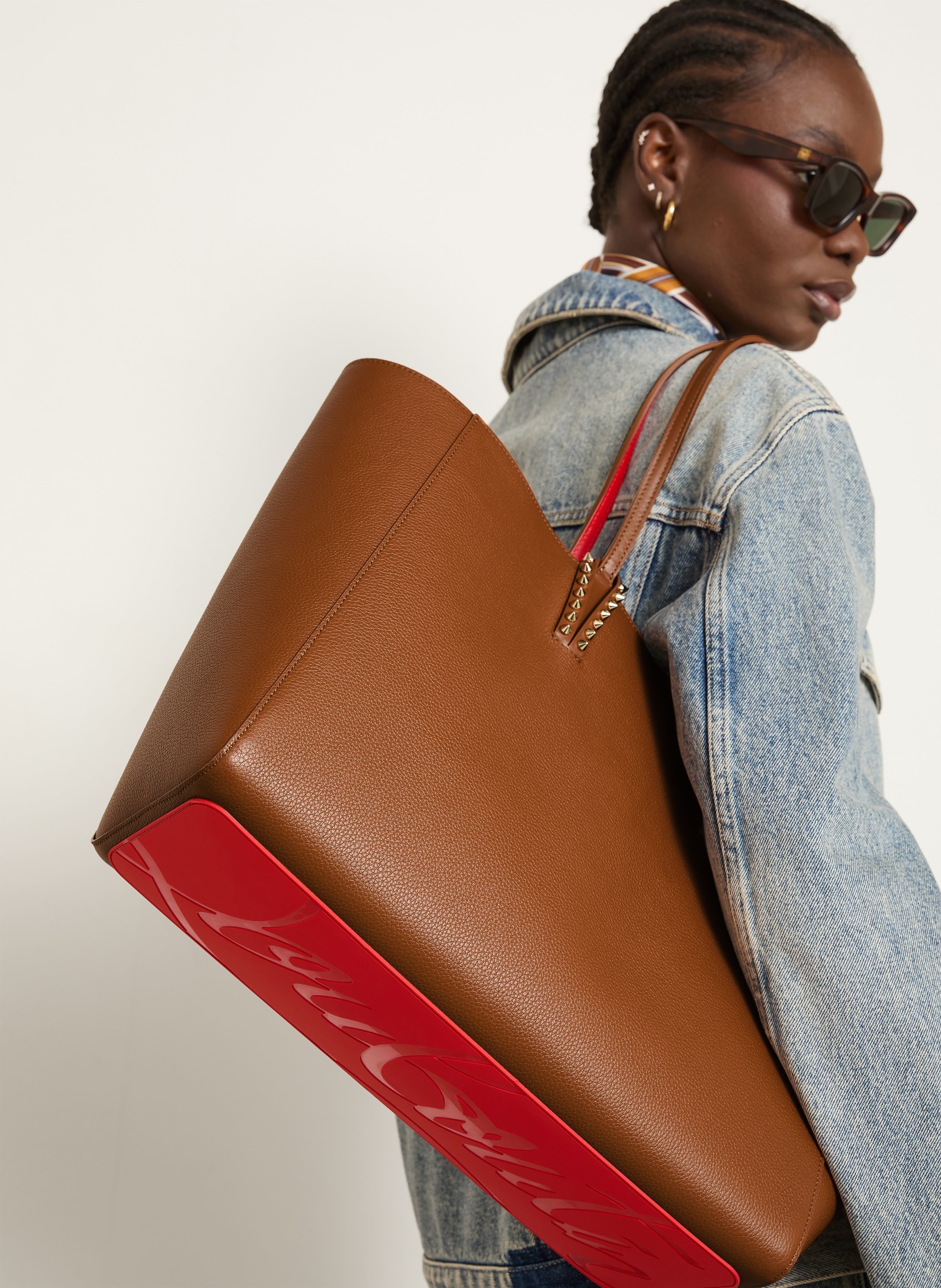 Christian Louboutin Shopper CABATA LARGE mit Pouch und Nieten: COGNAC / ROT