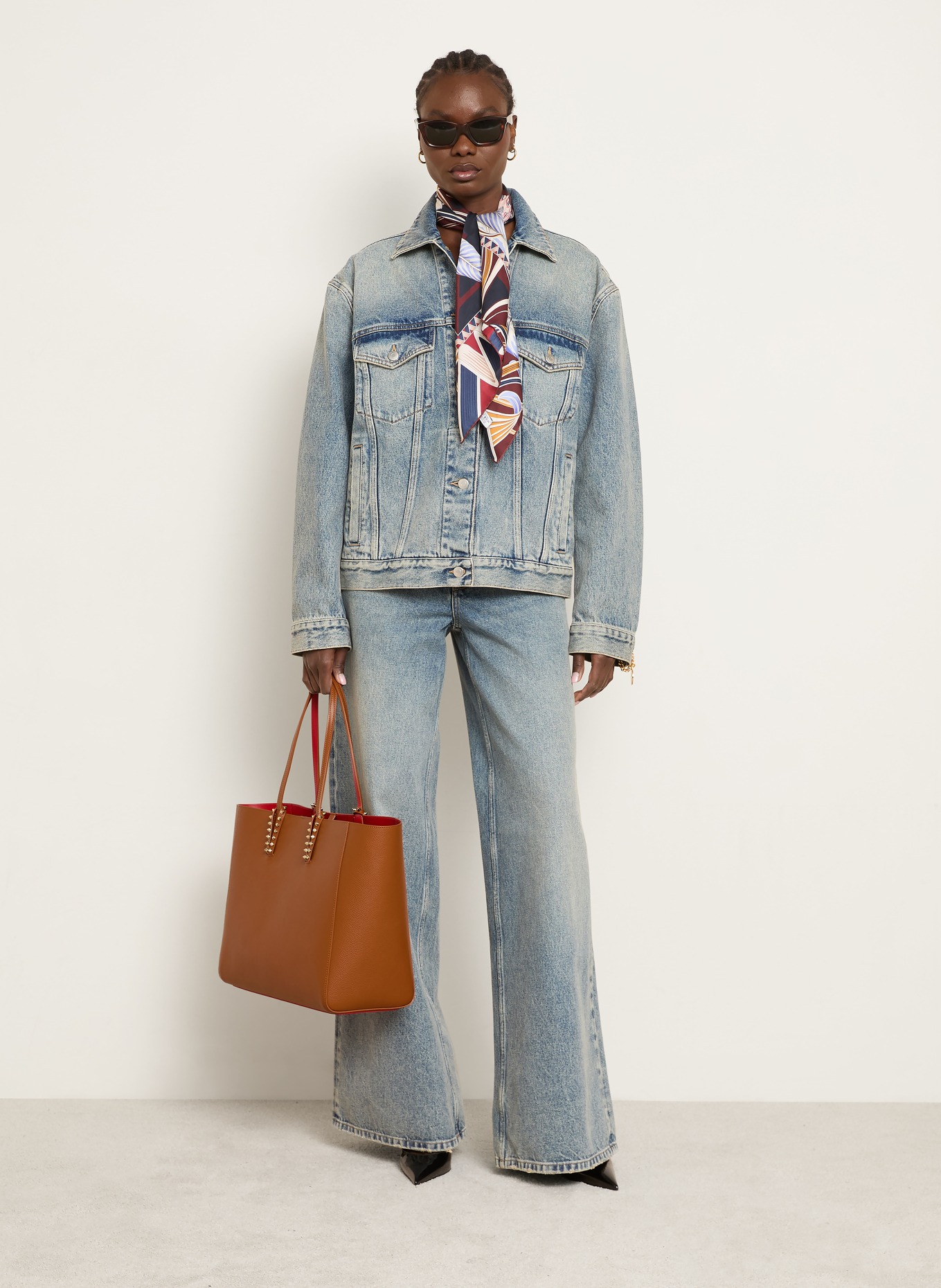 Christian Louboutin Shopper CABATA LARGE mit Pouch und Nieten: COGNAC / ROT