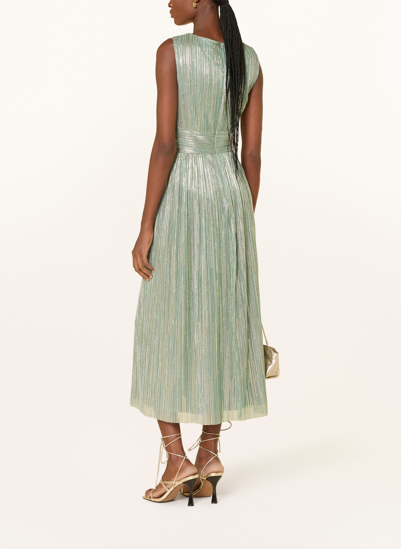 SWING Koktejlové šaty s třpytivou nití a plisováním: SVĚTLE ZELENÁ / ZLATÁ