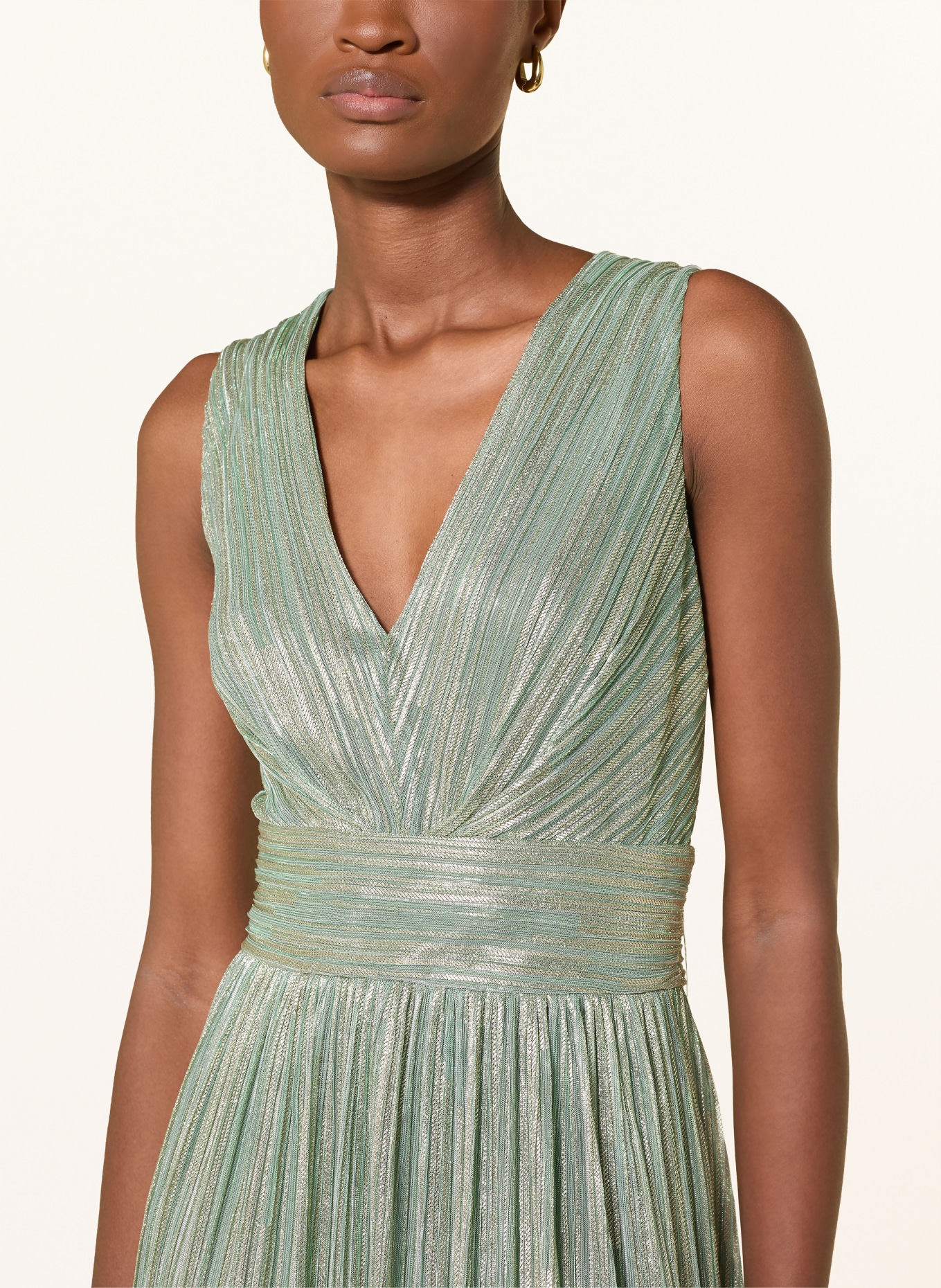 SWING Koktejlové šaty s třpytivou nití a plisováním: SVĚTLE ZELENÁ / ZLATÁ