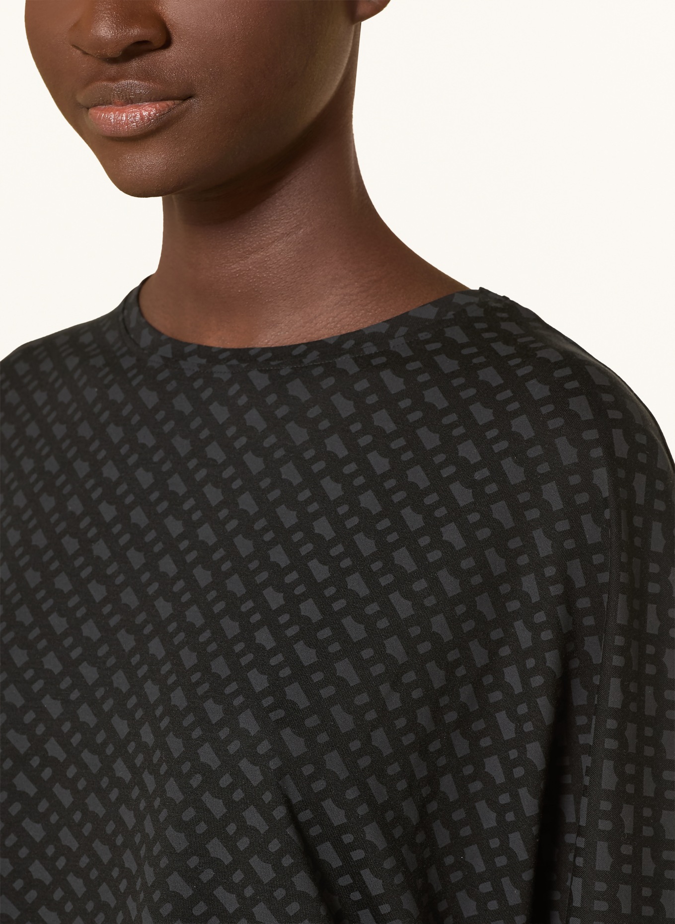 BOSS noční košile: ČERNÁ / TMAVĚ ŠEDÁ