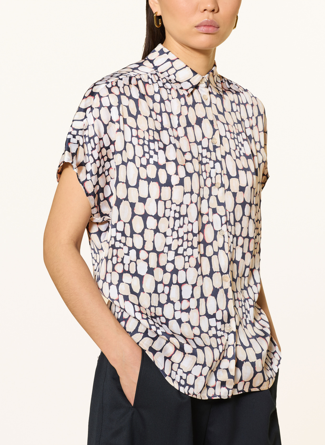 DESOTO Košile FLORINE ze saténu: BÉŽOVÁ / ČERVENÁ / TMAVĚ MODRÁ