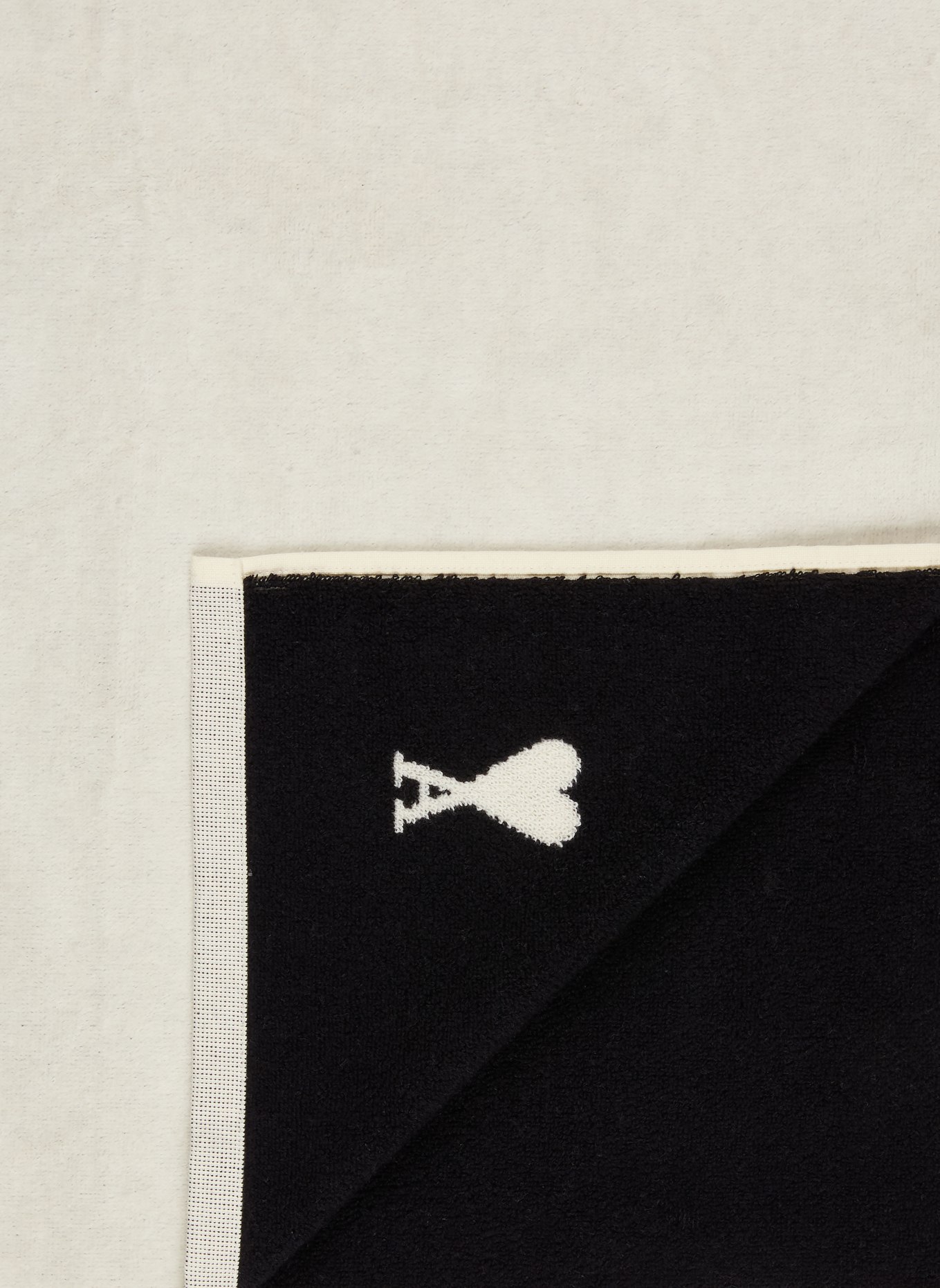 AMI PARIS Serviette de douche LITTLE AMI DE COEUR: NOIR / BLANC