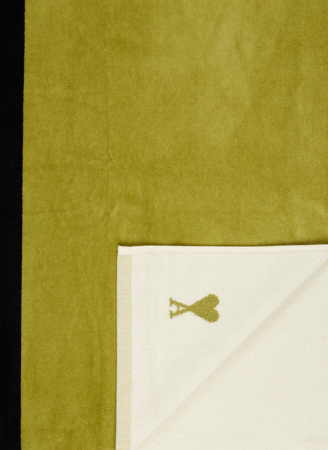 AMI PARIS Serviette de douche LITTLE AMI DE COEUR: OLIVE / BLANC / NOIR