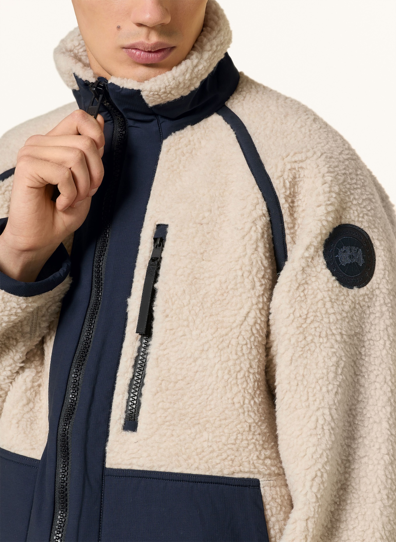 CANADA GOOSE Teddyfell-Jacke im Materialmix: CREME / DUNKELBLAU